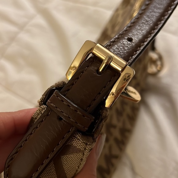 Michael Kors Small Shoulder Bag - Picture 2 of 11